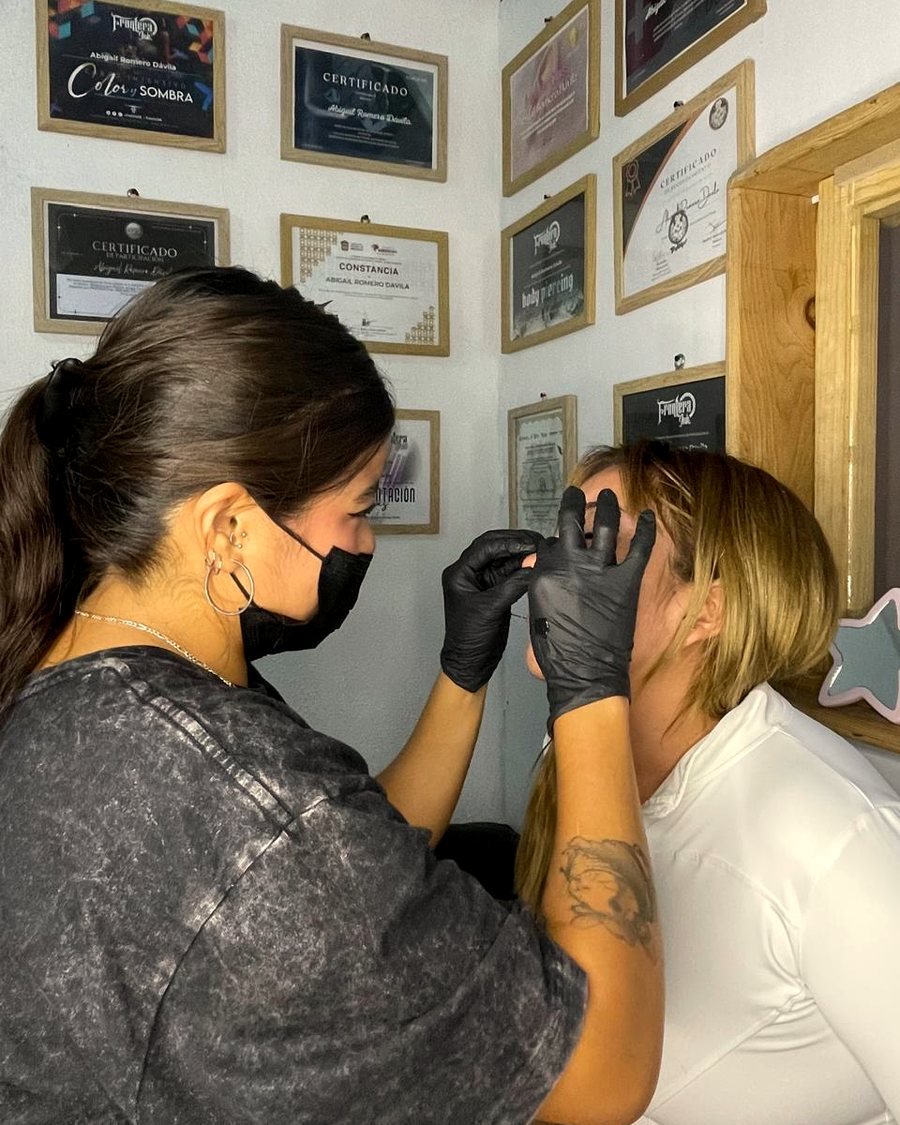 La artista realizando una perforación en OtterStudio