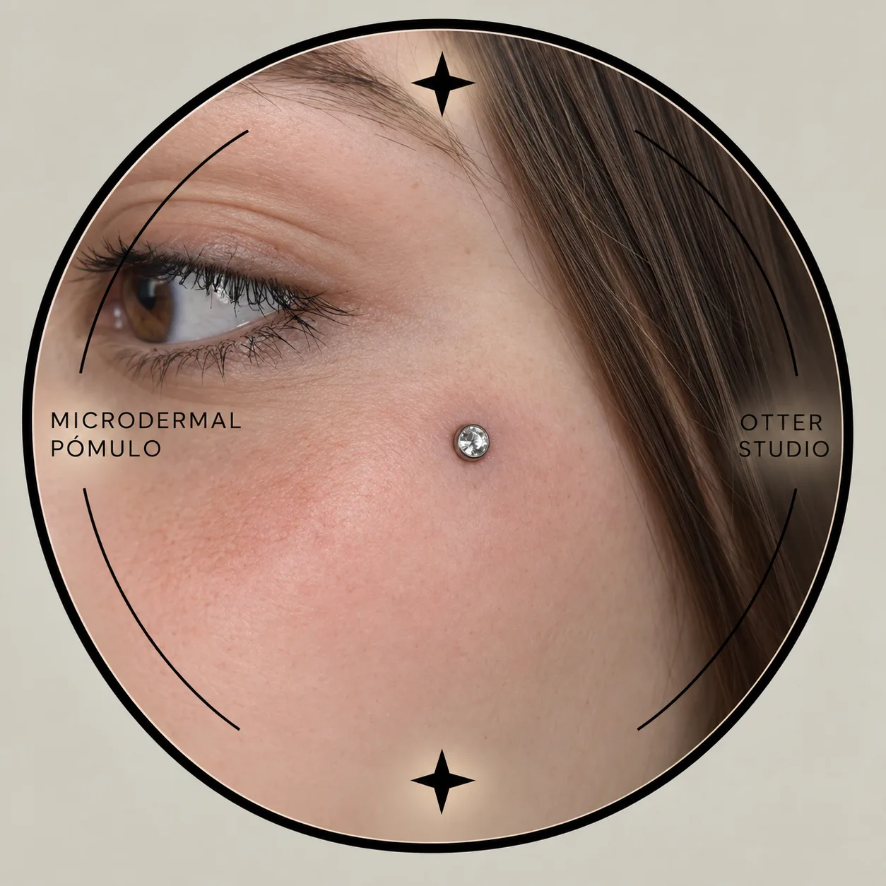 Referencia de Microdermal en el pómulo con joyería de titanio