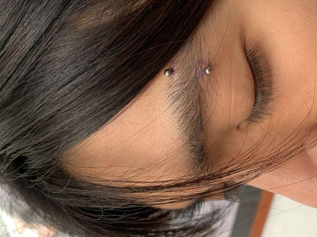 Eyebrow con joyería de Titanio